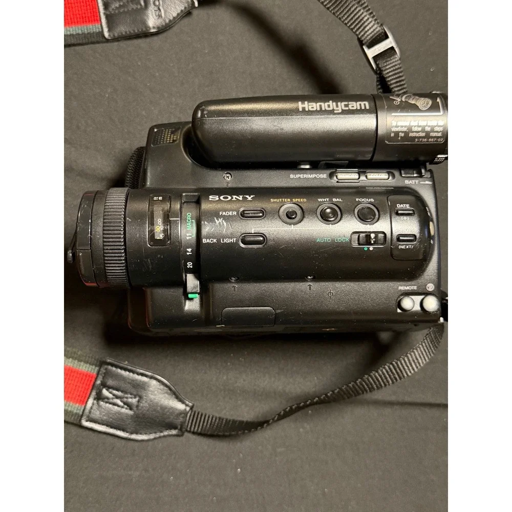 Sony CCD-TR5 Video8 Handycam Camcorder Bundle Powers On w/ Charger Batteries Cas